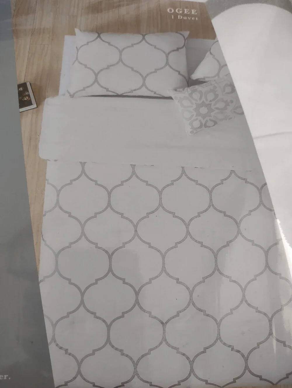 New 🆕 4 Piece Set Duvet Cover Trellis + 2 Pillow Shams + 1 Embroidered Pillow